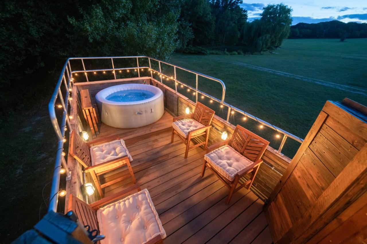 Delightful 2 Bed Double Decker Bus With Hot Tub Hotel Uckfield Exterior photo