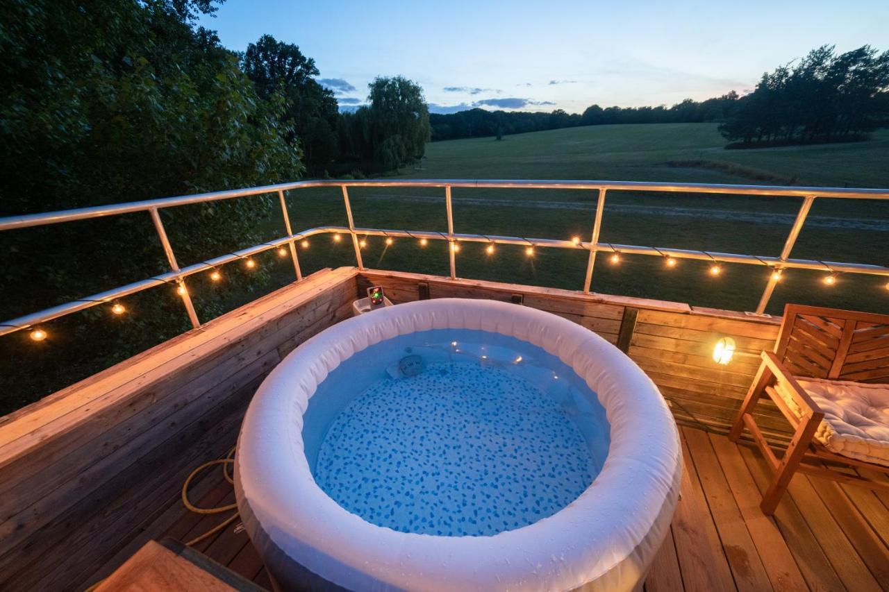 Delightful 2 Bed Double Decker Bus With Hot Tub Hotel Uckfield Exterior photo